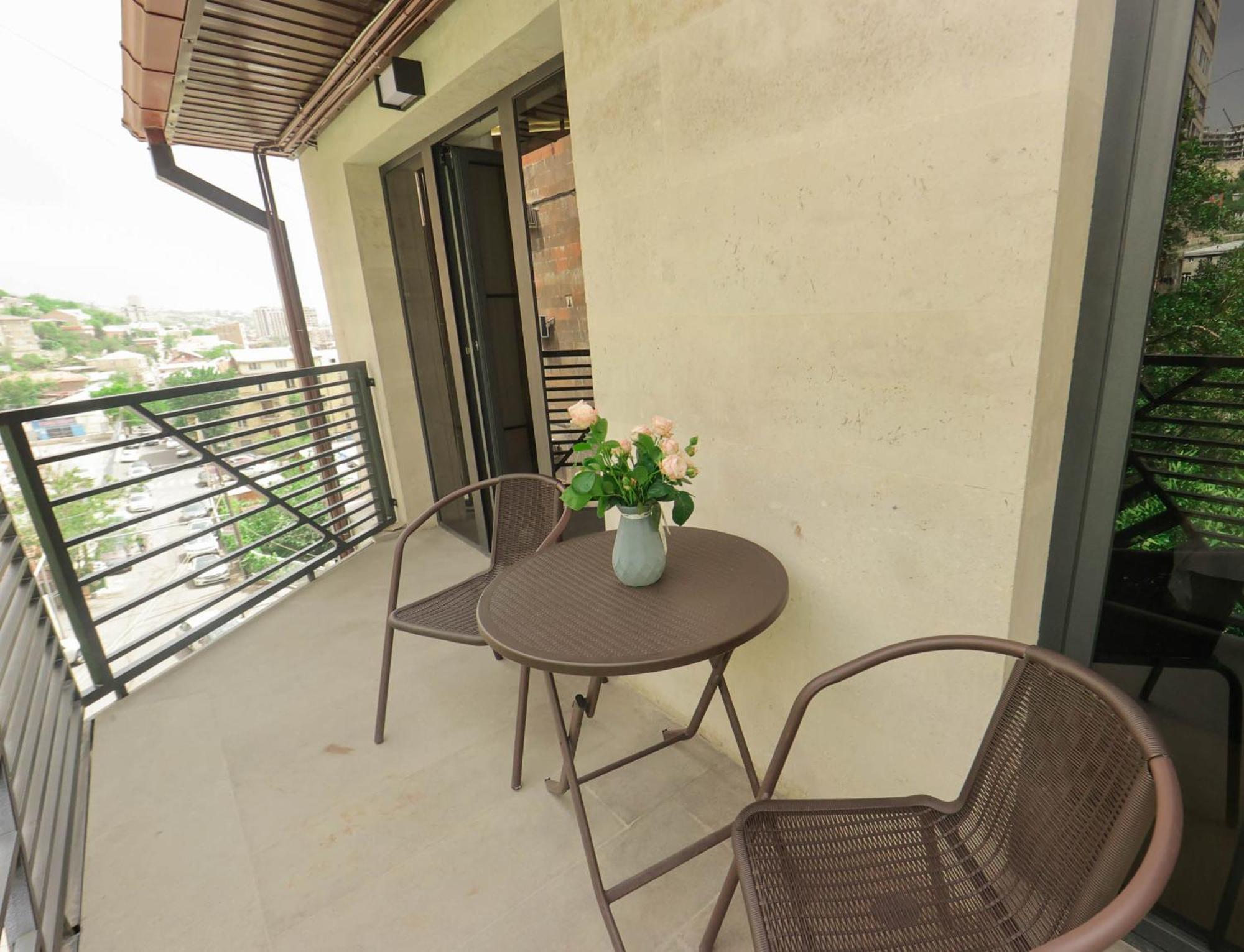 Aygestan Plaza Aparthotel Yerevan Exterior photo